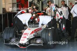 14.12.2005 Jerez, Spain,  Adam Carroll (GBR), Honda Racing F1 Team, Wearing the helmet of Anthony Davidson (GBR) - Formula One Testing, Jerez de la Frontera