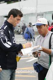 07.10.2005 Suzuka, Japan,  Mark Webber, AUS, BMW WilliamsF1 Team signs an autograph - October, Formula 1 World Championship, Rd 18, Japanese Grand Prix, Friday