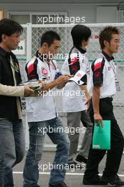 07.10.2005 Suzuka, Japan,  Takuma Sato, JPN,  BAR Honda signs an autograph - October, Formula 1 World Championship, Rd 18, Japanese Grand Prix, Friday