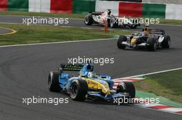 09.10.2005 Suzuka, Japan,  Giancarlo Fisichella, ITA, Mild Seven Renault F1 Team, R25, Action, Track leads David Coulthard, GBR, Red Bull Racing, RB1, Action, Track - October, Formula 1 World Championship, Rd 18, Japanese Grand Prix, Sunday Race