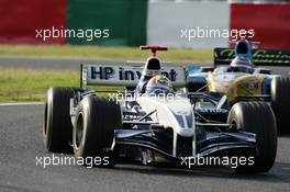 09.10.2005 Suzuka, Japan,  Mark Webber, AUS, BMW WilliamsF1 Team, FW27, Action, Track leads Fernando Alonso, ESP, Mild Seven Renault F1 Team, R25, Action, Track - October, Formula 1 World Championship, Rd 18, Japanese Grand Prix, Sunday Race