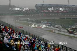08.10.2005 Suzuka, Japan,  The crowd - October, Formula 1 World Championship, Rd 18, Japanese Grand Prix, Saturday