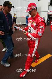 21.05.2005 Monte-Carlo, Monaco,  Michael Schumacher (GER), Scuderia Ferrari Marlboro, Portrait, signing autographs for fans - May, Formula 1 World Championship, Rd 6, Monaco Grand Prix, MON, Practice