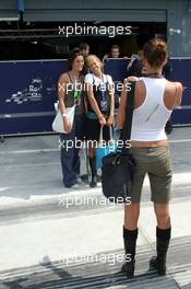 26.08.2005 Monza, Italy, Girls in the pitlane - August, F1 testing, Autodromo Nazionale Monza, Italy