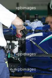 26.08.2005 Monza, Italy, Sauber Petronas engineers refilling oil to the brake system - August, F1 testing, Autodromo Nazionale Monza, Italy