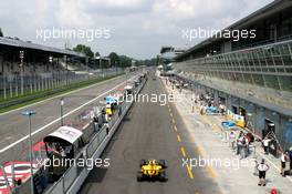 26.08.2005 Monza, Italy, Narain Karthikeyan, IND, Jordan, view over pitlane - August, F1 testing, Autodromo Nazionale Monza, Italy
