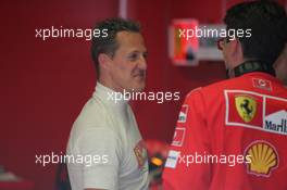 26.08.2005 Monza, Italy, Michael Schumacher, GER, Ferrari, talking to Chris Dyer, GBR, Ferrari Race Engineer - August, F1 testing, Autodromo Nazionale Monza, Italy