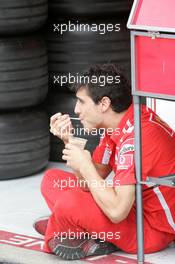 26.08.2005 Monza, Italy, Ferrari engineer having a break - August, F1 testing, Autodromo Nazionale Monza, Italy
