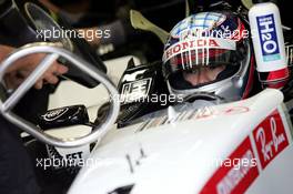 25.08.2005 Monza, Italy, Takuma Sato, JPN,  BAR Honda, gets cooled with a fan - August, F1 testing, Autodromo Nazionale Monza, Italy