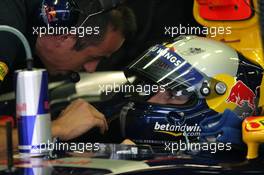 25.08.2005 Monza, Italy, Christian Klien, AUT, Red Bull Racing, talking to an engineer - August, F1 testing, Autodromo Nazionale Monza, Italy