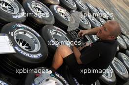 23.08.2005 Monza, Italy, Feature, Mechanics preparing Michelin tyres - August, F1 testing, Autodromo Nazionale Monza, Italy