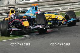 24.08.2005 Monza, Italy, David Coulthard, GBR, Red Bull Racing, in front of Fernando Alonso, ESP, Renault F1 Team - August, F1 testing, Autodromo Nazionale Monza, Italy