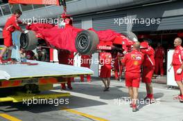 24.08.2005 Monza, Italy, Felipe Massa, BRA, Sauber Petronas, testing for Ferrari, returns to the pitlane after stopped on track - August, F1 testing, Autodromo Nazionale Monza, Italy