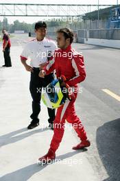24.08.2005 Monza, Italy, Felipe Massa, BRA, Sauber Petronas, testing for Ferrari, returns to the pitlane after stopped on track - August, F1 testing, Autodromo Nazionale Monza, Italy