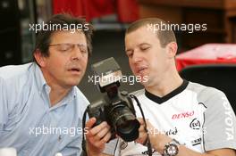 24.08.2005 Monza, Italy, Olivier Panis, FRA, Test Driver, Panasonic Toyota Racing, watching pictures on a photographers camera - August, F1 testing, Autodromo Nazionale Monza, Italy