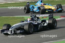 24.08.2005 Monza, Italy, Mark Webber, AUS, BMW WilliamsF1 Team, in front of Fernando Alonso, ESP, Renault F1 Team - August, F1 testing, Autodromo Nazionale Monza, Italy