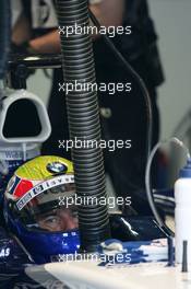 24.08.2005 Monza, Italy, Mark Webber, AUS, BMW WilliamsF1 Team, gets fresh air to cool out of a tube - August, F1 testing, Autodromo Nazionale Monza, Italy