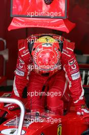 18.03.2005 Sepang, Malaysia, Michael Schumacher, GER, Scuderia Ferrari Marlboro F2004M, Pitlane, Box, Garage - Friday, March, Formula 1 World Championship, Rd 2, Practice, Malaysian Grand Prix, KUL, Kuala Lumpur