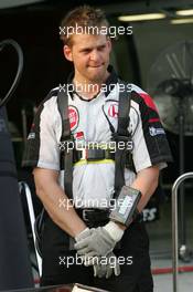 17.03.2005 Sepang, Malaysia, The BAR team with a new device to adjust the tyre pressure's during a pit stop - Thursday, March, Formula 1 World Championship, Rd 2, Malaysian Grand Prix, KUL, Kuala Lumpur