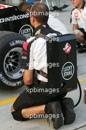 17.03.2005 Sepang, Malaysia, The BAR team with a new device to adjust the tyre pressure's during a pit stop - Thursday, March, Formula 1 World Championship, Rd 2, Malaysian Grand Prix, KUL, Kuala Lumpur
