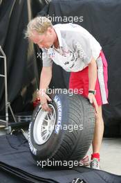 17.03.2005 Sepang, Malaysia, A Toyota mechanic prepares the Michelin intermediate tyres - Thursday, March, Formula 1 World Championship, Rd 2, Malaysian Grand Prix, KUL, Kuala Lumpur