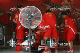 17.03.2005 Sepang, Malaysia, The Ferrari mechanics try to keep cool with a big fan - Thursday, March, Formula 1 World Championship, Rd 2, Malaysian Grand Prix, KUL, Kuala Lumpur