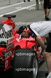 17.03.2005 Sepang, Malaysia, Jock Clear checks out the Ferrari - Thursday, March, Formula 1 World Championship, Rd 2, Malaysian Grand Prix, KUL, Kuala Lumpur