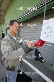 22.04.2005 Imola, San Marino, Michael Schumacher, GER, Ferrari, signs an autograph  - April, Formula 1 World Championship, Rd 4, San Marino Grand Prix, RSM