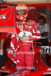 22.04.2005 Imola, San Marino, Michael Schumacher, GER, Scuderia Ferrari Marlboro, F2005, Pitlane, Box, Garage - April, Formula 1 World Championship, Rd 4, San Marino Grand Prix, RSM, practice