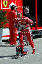 22.04.2005 Imola, San Marino, Michael Schumacher, GER, Ferrari on a electro scooter - April, Formula 1 World Championship, Rd 4, San Marino Grand Prix, RSM