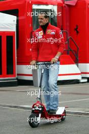 24.04.2005 Imola, San Marino, Michael Schumacher, GER, Ferrari on the electro scooter - April, Formula 1 World Championship, Rd 4, San Marino Grand Prix, RSM