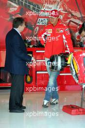 21.04.2005 Imola, San Marino, Jean Todt, FRA, Ferrari, Teamchief, General Manager, GES and Michael Schumacher, GER, Ferrari in the garage - Thursday, April, Formula 1 World Championship, Rd 4, San Marino Grand Prix, RSM