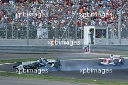 21.08.2005 Istanbul, Turkey, Mark Webber, AUS, BMW WilliamsF1 Team, suffers a tyres failure - August, Formula 1 World Championship, Rd 14, Turkish Grand Prix, Istanbul Park, Turkey, Race