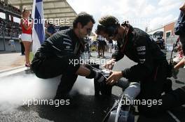 21.08.2005 Istanbul, Turkey, One way to cool down in the heat - August, Formula 1 World Championship, Rd 14, Turkish Grand Prix, Istanbul Park, Turkey, Grid