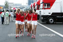 21.08.2005 Istanbul, Turkey, The grid girls get rained on - August, Formula 1 World Championship, Rd 14, Turkish Grand Prix, Istanbul Park, Turkey