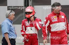 19.06.2005 Indianapolis, USA,  Charlie Whiting, GBR, FIA safety delegate, race director & offical starter with Michael Schumacher, GER, Ferrari and Ross Brawn, GBR, Ferrari, Technical Director - June, Formula 1 World Championship, Rd 9, American Grand Prix, Indianapolis, USA, Podium