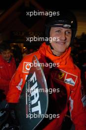 12.01.2005 Madonna di Campiglio, Italy, Michael Schumacher (GER), Scuderia Ferrari Marlboro, Portrait, leaving a restaurant with a snow board for a late night trip - Wrooom 2005, 15th annual Ski Press Meeting of Scuderia Ferrari Marlboro in Madonna di Campiglio, The Dolomites, Italy