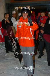 12.01.2005 Madonna di Campiglio, Italy, Michael Schumacher (GER), Scuderia Ferrari Marlboro, Portrait, leaving a restaurant with a snow board for a late night trip - Wrooom 2005, 15th annual Ski Press Meeting of Scuderia Ferrari Marlboro in Madonna di Campiglio, The Dolomites, Italy