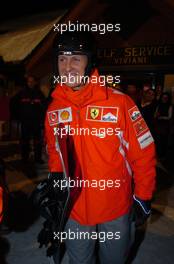 12.01.2005 Madonna di Campiglio, Italy, Michael Schumacher (GER), Scuderia Ferrari Marlboro, Portrait, leaving a restaurant with a snow board for a late night trip - Wrooom 2005, 15th annual Ski Press Meeting of Scuderia Ferrari Marlboro in Madonna di Campiglio, The Dolomites, Italy