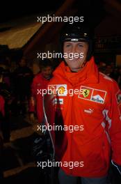 12.01.2005 Madonna di Campiglio, Italy, Michael Schumacher (GER), Scuderia Ferrari Marlboro, Portrait, leaving a restaurant with a snow board for a late night trip - Wrooom 2005, 15th annual Ski Press Meeting of Scuderia Ferrari Marlboro in Madonna di Campiglio, The Dolomites, Italy