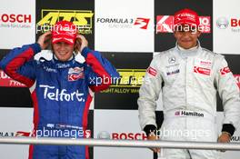 17.09.2005 Klettwitz, Germany,  Podium, Giedo van der Garde (NED), Team Rosberg, Dallara F305 Opel Spiess (2nd, left) and Lewis Hamilton (GBR), ASM Formule 3, Dallara F305 Mercedes (1st, right) - F3 Euro Series 2005 at Lausitzring