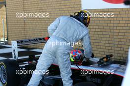 18.09.2005 Klettwitz, Germany,  Lewis Hamilton (GBR), ASM Formule 3, Dallara F305 Mercedes (1st, left), congratulates Lucas di Grassi (BRA), Manor Motorsport, Dallara F305 Mercedes (2nd, right) - F3 Euro Series 2005 at Lausitzring