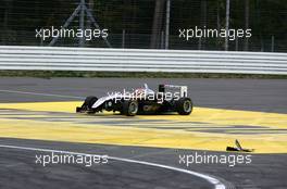 23.10.2005 Hockenheim, Germany,  Paul di Resta (GBR), Manor Motorsport, Dallara F305 Mercedes, with a damaged front wing after running into Maximilian Götz (GER), ASM Formule 3, Dallara F305 Mercedes - F3 Euro Series 2005 at Hockenheimring