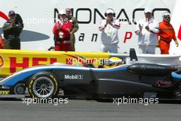 20.05.2005 Monte Carlo, Monaco,  Tracks marshalls and doctors applauding race winner Lewis Hamilton (GBR), ASM Formule 3, Dallara F305 Mercedes - F3 Euro Series 2005 at Monte Carlo, Monaco