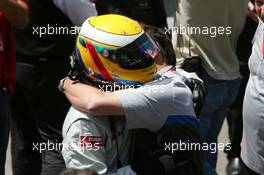 20.05.2005 Monte Carlo, Monaco,  Lewis Hamilton (GBR), ASM Formule 3, Dallara F305 Mercedes, being congratulated by his race engineer - F3 Euro Series 2005 at Monte Carlo, Monaco