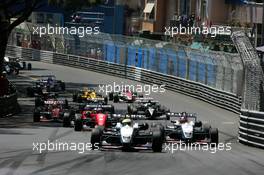 20.05.2005 Monte Carlo, Monaco,  Start of the race with Lewis Hamilton (GBR), ASM Formule 3, Dallara F305 Mercedes, leading the field to the first corner - F3 Euro Series 2005 at Monte Carlo, Monaco