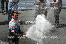 20.05.2005 Monte Carlo, Monaco,  Adrian Sutil (GER), ASM Formule 3, Dallara F305 Mercedes (2nd, left) and Lewis Hamilton (GBR), ASM Formule 3, Dallara F305 Mercedes (1st, center), spraying with champaign to their mechanics - F3 Euro Series 2005 at Monte Carlo, Monaco