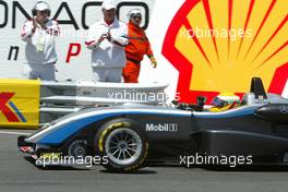 20.05.2005 Monte Carlo, Monaco,  Track doctors applauding race winner Lewis Hamilton (GBR), ASM Formule 3, Dallara F305 Mercedes - F3 Euro Series 2005 at Monte Carlo, Monaco