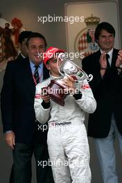 21.05.2005 Monte Carlo, Monaco,  Podium, Lewis Hamilton (GBR), ASM Formule 3, Dallara F305 Mercedes (1st), kissing the winners trophy - F3 Euro Series 2005 at Monte Carlo, Monaco