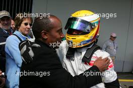 07.08.2005 Nürburg, Germany,  Race winner Lewis Hamilton (GBR), ASM Formule 3, Dallara F305 Mercedes, being congratulated by his father - F3 Euro Series 2005 at Nürburgring